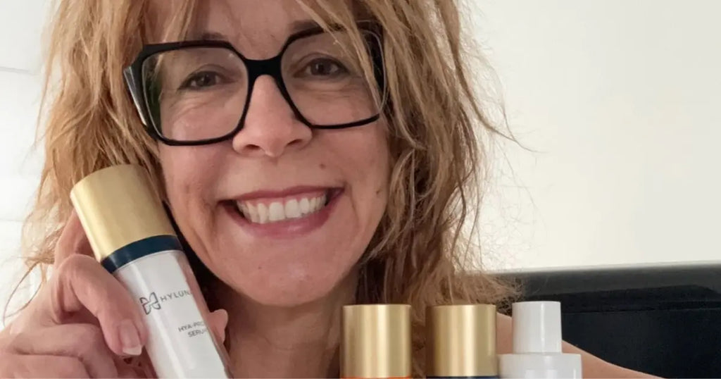 Sabine zeigt ihre Hyluna Routine: Serum in der Hand, daneben ACE Cream, Day Cream SPF 50 und Gel Cleanser als Pflege-Setup.