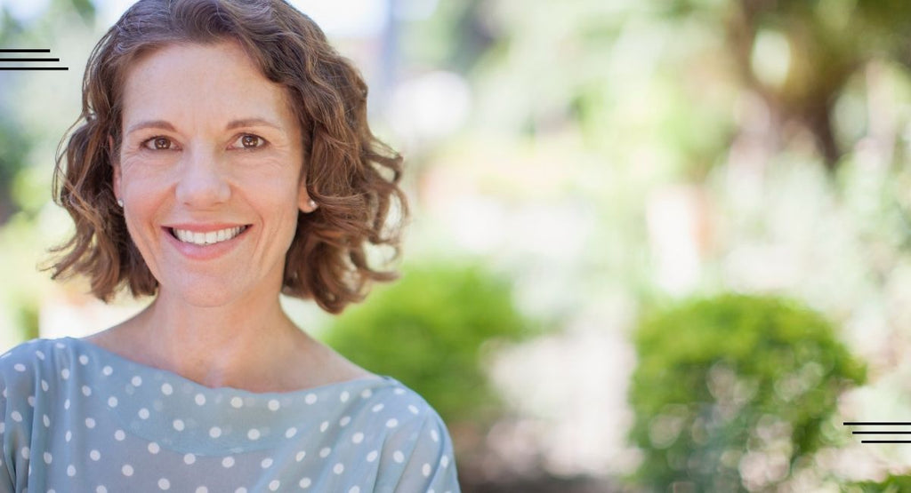 Die 5 Hautveränderungen der Hautbarriere ab 45 mit einer mittelalten Frau 