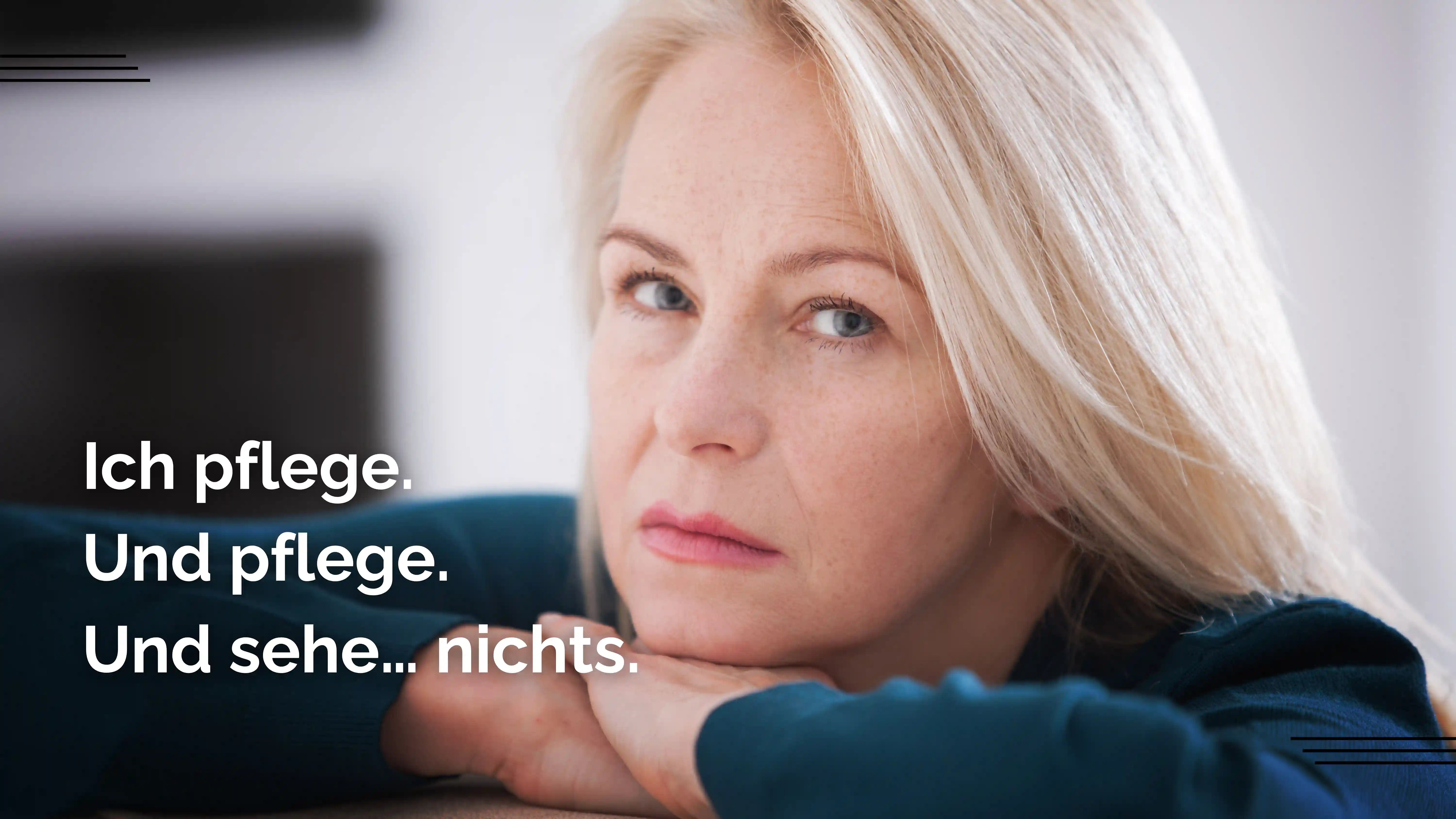 Frau guckt in die Kamera. ihr kinn liegt auf den händen. ihr schriftzug: ich pflege und pflege und sehe nichts.