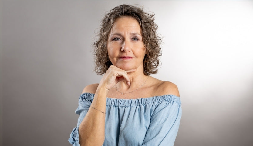 Susanne Reimer in einem blauen Oberteil sieht in die Kamera