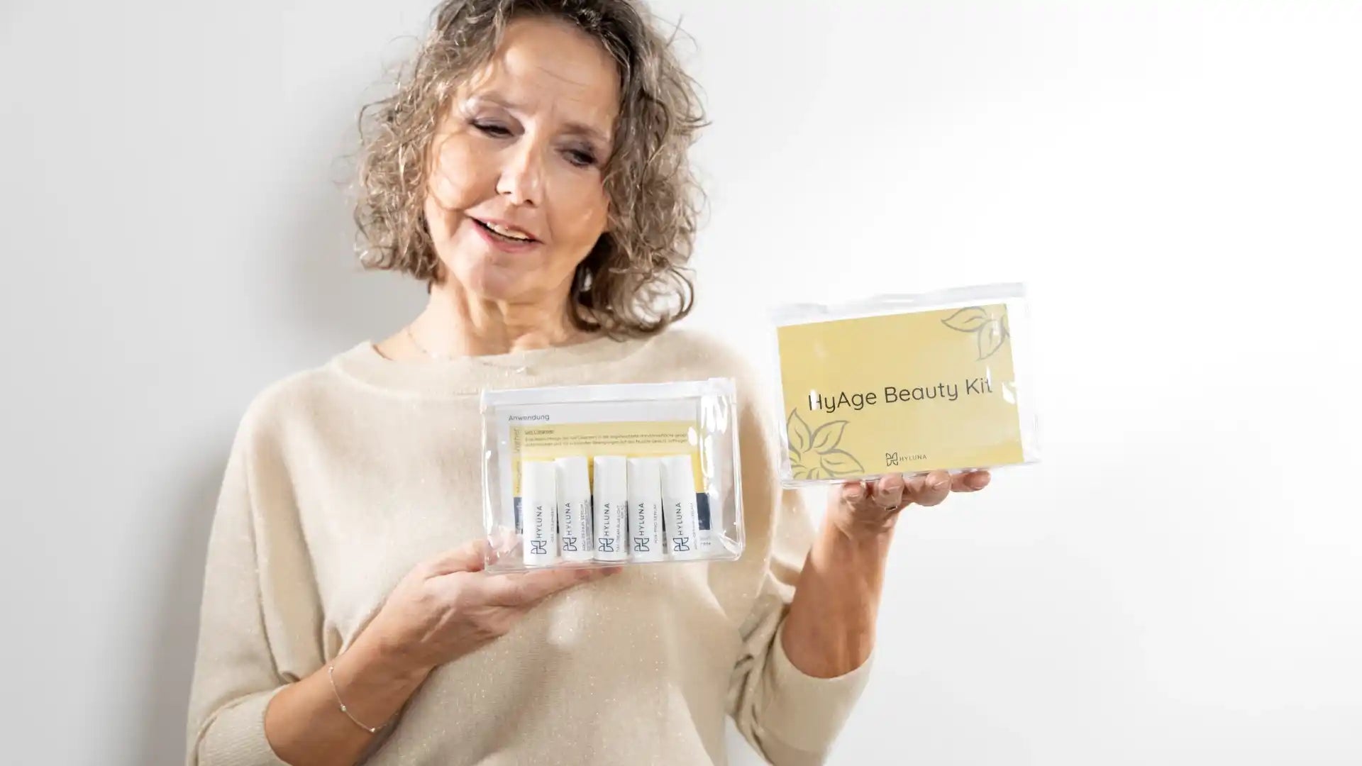 Susanne Reimer zeigt das Hyluna Starter-Set für die persönliche Hautanalyse – Grundlage für individuelle Pflege und sichtbare Ergebnisse.